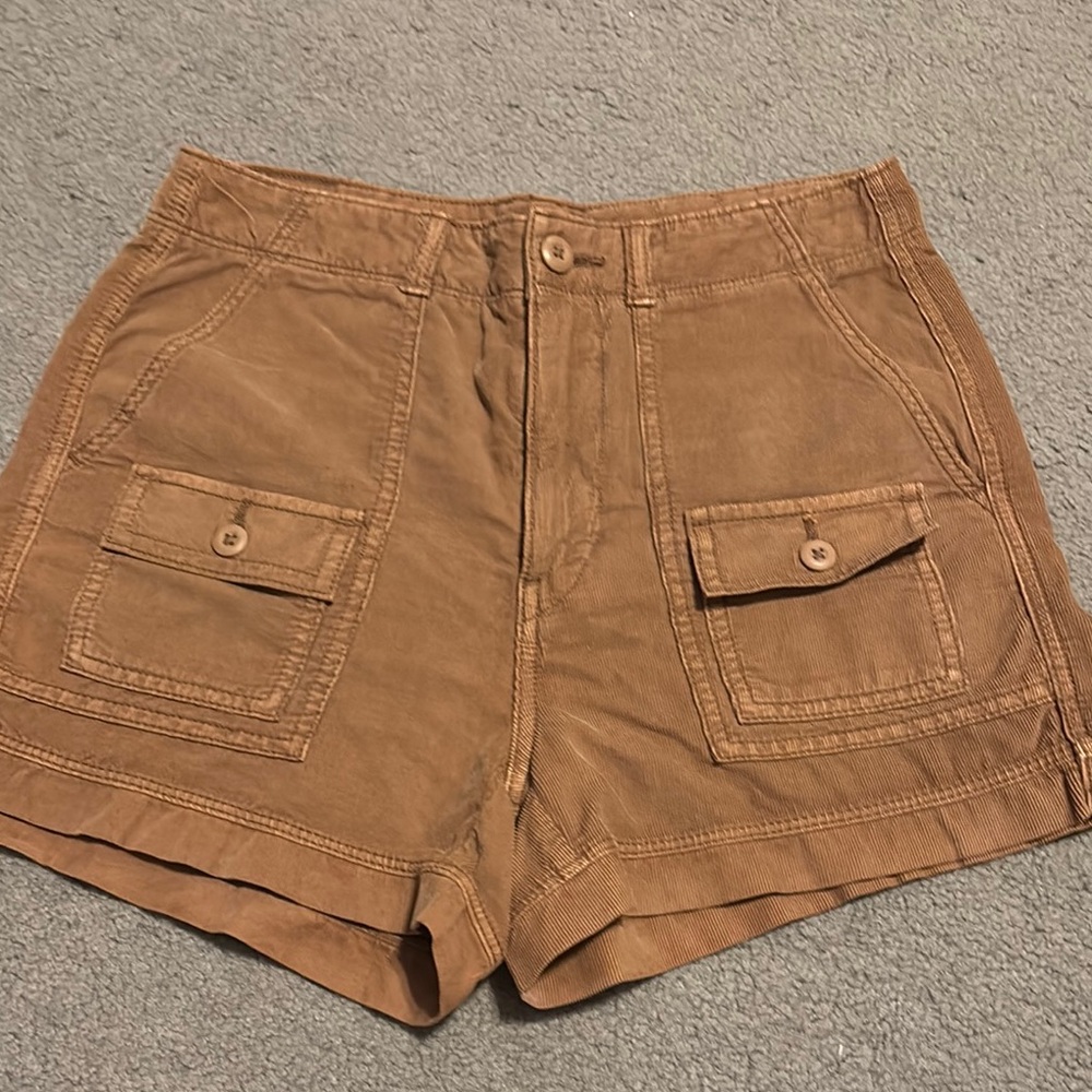 American Eagle Outfitters Tan Cargo Shorts Relaxed Fit. Like new. I